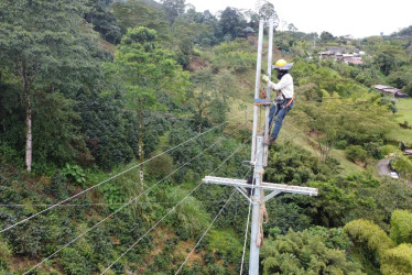 Edwin Humberto Herrera es liniero contratista de Chec. En su oficio debe subir a un poste de aproximadamente 12 metros de alto, similar a la altura del pedestal que sostiene la escultura del Bolívar Cóndor en la Plaza de Bolívar de Manizales, para renovar las redes de energía. En la imagen está sobre un poste en la vereda Partidas, de Villamaría (Caldas), trabajando en la reposición de expansión de redes de media tensión.
