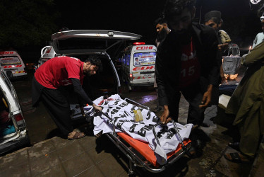 El cuerpo de una víctima de un incidente relacionado con las lluvias, trasladado a un hospital en Karachi (Pakistán).