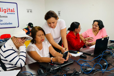 Mujeres de diferentes barrios de Armenia participan en capacitaciones tecnológicas en los Puntos Vive Digital.