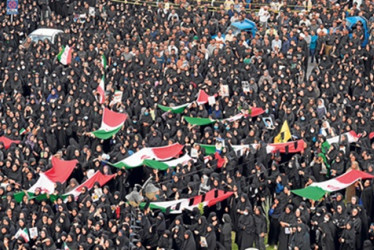 FOTO | EFE | LA PATRIA  Centenares de personas despidieron ayer a 165 niñas, maestros y padres que murieron el sábado en un ataque a una escuela infantil en Minab, en el sur de Irán, durante la ofensiva de Israel y Estados Unidos contra el país persa.