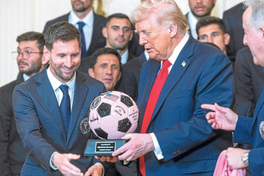 Foto | EFE | LA PATRIA El presidente estadounidense, Donald Trump, compartió el pasado jueves con el futbolista argentino Lionel Messi durante la recepción al Inter Miami como campeón de la pasada temporada de la MLS, en la Casa Blanca.