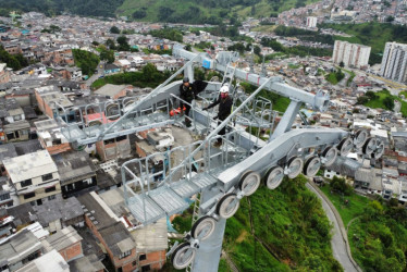 Obras en las alturas y jornada estudiantil: conozca las razones por las que suspenden la línea 3 del cable aéreo de Manizales en temporada alta de Semana Santa. En la foto, los trabajos de conexión del cable guía en el trayecto entre las estaciones Los Cámbulos y Fátima, en marzo del 2025.