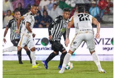 Siga el minuto a minuto del partido Llaneros - Once Caldas, que gana parcialmente el Blanco con gol de Jefry Zapata. El juego se suspendió en el minuto 8 por tormenta eléctrica en Villavicencio.