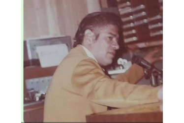 Óscar Rodríguez, conocido como el "gitano de la radio" en Manizales, falleció a los 93 años. Recuerdan su legado propio y familiar detrás y frente a los micrófonos.