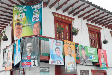 Foto | Luis Fernando Rodríguez | LA PATRIA  La publicidad política se tomó las calles, postes y fachadas en Colombia. El Parque de Bolívar de Salamina no fue la excepción, así cubrieron varios candidatos una casa de este pueblo patrimonio.