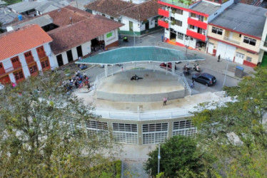 El accidente, en el que resultó herida la menor, ocurrió en el Parque Principal de Neira.