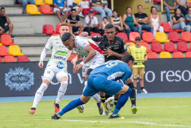 La tormenta frenó el desarrollo natural del partido