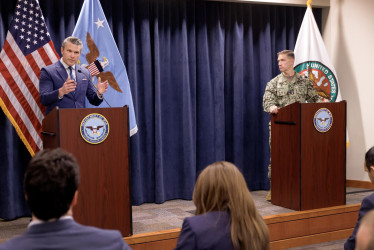El Secretario de Defensa de Estados Unidos, Pete Hegseth (izq.), habla durante una conferencia de prensa en la sede del Comando Central de los Estados Unidos (Southcom) en la Base de la Fuerza Aérea MacDill en Tampa, Florida, EE.UU., el 5 de marzo de 2026.