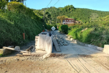 Una placa huella de 940 llevan un año sin pagarla al contratista