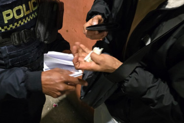 La mujer señaló al uniformado de hurtarle sus pertenencias durante un procedimiento de la Policía.