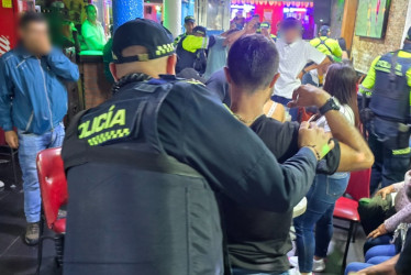 La agresión al uniformado ocurrió en un bar, cuando se efectuaban requisas a ciudadanos.