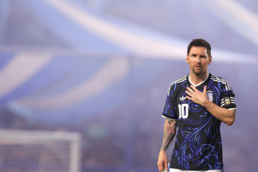 Lionel Messi de Argentina forma este martes, previo a un partido entre Argentina y Zambia en el estadio La Bombonera, en Buenos Aires (Argentina).