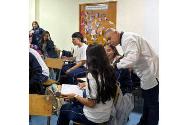 Dos profesores encarnan a dos generaciones en Manizales. Un docente, con 42 años en el magisterio, y uno con 1 año, hablan de sus experiencias, de sus anhelos y de cómo ven la enseñanza actual. 