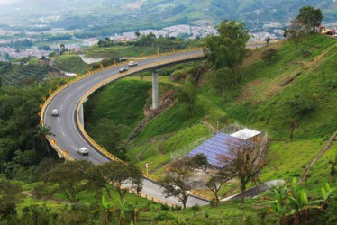 Funcionarios de tránsito de Calarcá participaron en capacitación sobre cámaras salvavidas y estrategias para mejorar la seguridad en las vías del municipio.