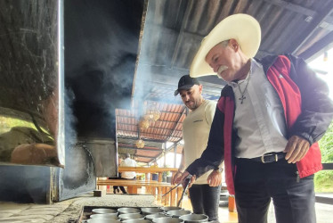Reinel Gómez Escobar, conocido como don Rey, ha transmitido todos sus conocimientos y el negocio a su hijo, Alejandro Gómez Valencia.