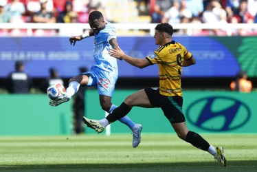 Chancel Mbemba (i) de Congo disputa el balón con Bailey Cadamarteri de Jamaica este martes, en un partido de repechaje para la Copa Mundial 2026 entre República del Congo y Jamaica en el Estadio Akron en Guadalajara (México).