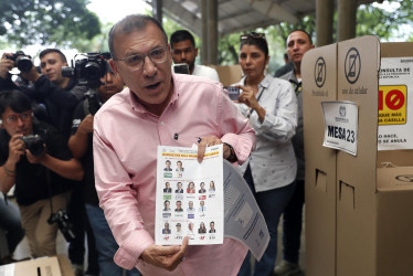 El precandidato presidencial Roy Barreras muestra su voto en las consultas este domingo, en Cali (Colombia).