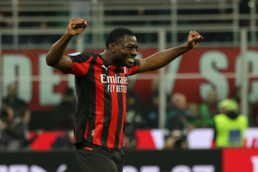 El centrocampista del AC Milan, Youssouf Fofana, celebra el gol marcado por el defensor del AC Milan, Pervis Estupinan, durante el partido de fútbol de la Serie A italiana entre el AC Milan y el FC Inter en el estadio Giaseppe Meazza en Milán, Italia, el 8 de marzo de 2026.