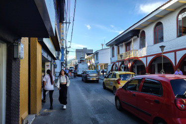 Un carro al parecer varado habría obstruido la circulación vehicular entre Villamaría y Manizales.
