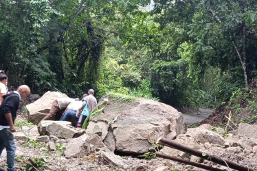 La vía La Dorada - Isaza (Victoria), en el Oriente de Caldas, ha registrado deslizamientos este miércoles por las lluvias y los vientos recientes en la región.