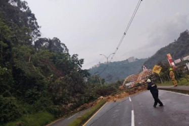 Un derrumbe bloqueó ambos sentidos de la vía Panamericana, en Manizales, tras las lluvias de este domingo. Un motociclista había quedado atrapado y fue rescatado.