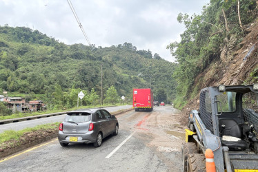 Un derrumbe bloqueó parcialmente el tránsito por la vía Panamericana, en Manizales. En el mismo sector hubo un derrumbe a inicios de marzo. Ya se despejó la ruta.
