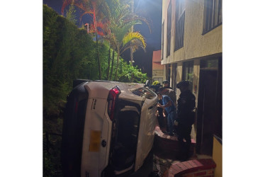 Dos mujeres se movilizaban en el vehículo y presentaron lesiones leves.