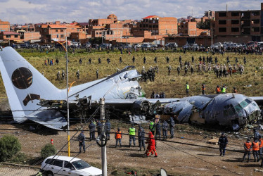 Además, 37 personas resultaron heridas y están ingresadas en diferentes hospitales, y 15 vehículos fueron afectados por el accidente. 