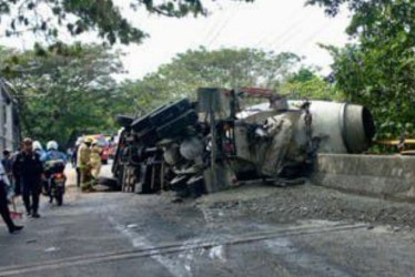 La vía entre Pereira y Cartago está cerrada mientras las autoridades atienden la emergencia. 