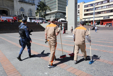 Escoltados por integrantes del Inpec, se armaron de escobas y machetes para cumplir con la jornada de aseo.