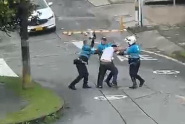 Videos grabados por ciudadanos sirvieron como pruebas contra los tres agentes destituidos por agredir al conductor.