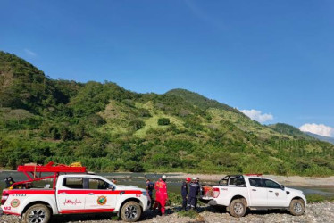 Fotos I Cortesía para LA PATRIA  Los Bomberos de Aguadas (Caldas) y de La Pintada (Antioquia) adelantaron las labores de rescate del turista de Manizales que se ahogo en el río Arma.