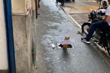 Por la carrera 21 del Centro de Manizales solicitaron durante varios días la instalación de la cubierta de una alcantarilla, debido al riesgo que representaba para los peatones.