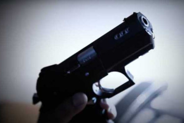 El hombre involucrado recibió un disparo en una pierna para evitar que continuara agrediendo al uniformado.