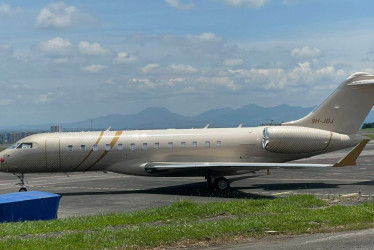 Matecaña Spotters, un grupo de aficionados a los aviones, captó el momento del aterrizaje de J Balvin en Pereira abordo de un Bombardier BD-700-1A10 Global 6000