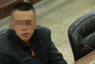 Foto de LA PATRIA  A una pena entre 37 y 45 años de cárcel se enfrenta un barrista de Holocausto Norte, señalado como coautor de la muerte de Emanuel Rudas Vallejo, de 29 años, apodado Cachucho, integrante de Brigada Once. Ese homicidio ocurrió en la carrera 26 con calle 16, del barrio El Bosque de Manizales. Todo lo habría generado la pérdida de un trapo en un partido. 