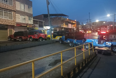 Tras cinco horas de diálogo, se levantaron los bloqueos de camperos en los sectores de La Pradera y el parador Santana en Anserma. 