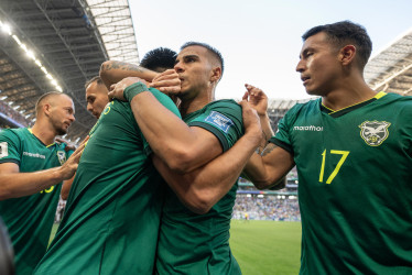 Jugadores de Bolivia celebran un gol este jueves, en un partido de repechaje para la Copa Mundial 2026 entre Bolivia y Surinam en el estadio BBVA en Monterrey (México).