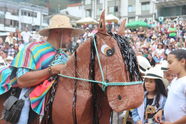 En el oriente de Caldas, un evento de caballitos de palo llevó sonrisas a niños y recordó a Yeison Jiménez.