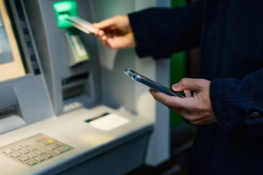 Le hizo el cambiazo de tarjeta y entre dos personas le sacaron $2 millones de su cuenta. Los tipos terminaron detenidos en flagrancia.