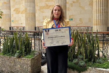 La manzanareña Ángela Calle, integrante del medio de comunicación digital M3 Mujeres, Motores y Motos, recibió la distinción “Impacto Social Cinco”.