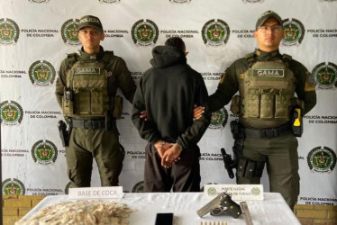 En medio del registro, fue hallado en su poder una pistola con un proveedor y 7 cartuchos, igualmente 3.000 dosis de estupefacientes.