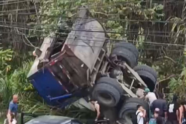 En la tarde del miércoles 4 de marzo, un carro recolector de basura sufrió fallas mecánicas y chocó contra dos carros particulares y un bus de servicio público 