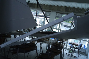 120 estudiantes, reubicados por cielorraso caído. La Alcaldía de Manizales evalúa la estructura del bloque de un colegio. El pasado domingo, una de esas estructuras colapsó e interrumpió la jornada electoral.