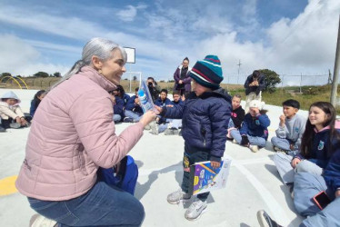 La primera Gestora de Manizales, María Juliana Londoño, concluyó la entrega de tres mil 200 paquetes escolares con la jornada de ayer en la escuela El Porvenir de la vereda El Desquite (3.600 m.s.n.m.). Allí repartieron 50 kits, de preescolar a décimo. También resaltaron las obras físicas en la sede.