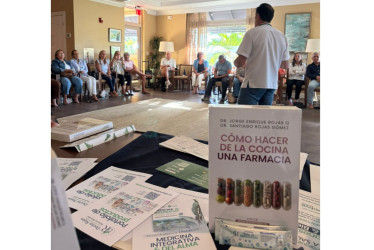 El médico Jorge Enrique Rojas y su hijo Santiago, también médico, ofrecieron el pasado 21 de marzo una conferencia a pacientes en Estados Unidos.