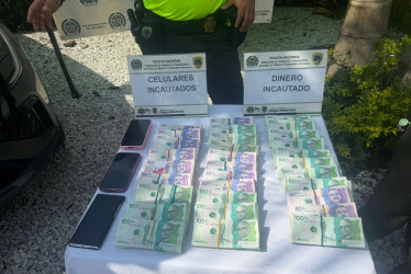 Tres personas fueron capturadas y les incautaron $243 millones en operativo de la Policía en Puerto Triunfo (Antioquia).