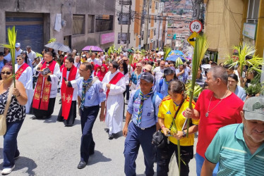 Sobre sus hombros, niños y jóvenes portaron imágenes que representan la pasión de Cristo.