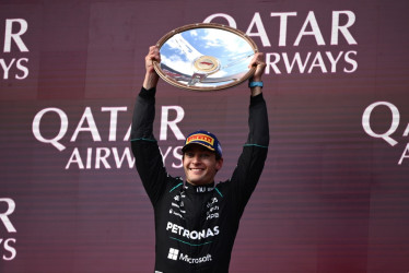 El piloto de Fórmula Uno de la escudería Mercedes-AMG PETRONAS George Russell celebra en el podio su victoria en el Gran Premio de Australia de Fórmula Uno disputado este domingo en el Circuito Albert Park de Melbourne. 