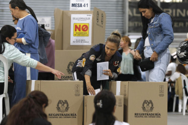 Las elecciones legislativas y las consultas interpartidistas a la Presidencia de Colombia se cumplieron el domingo. Fueron reelegidos dos congresistas, a quien la Corte Suprema de Justicia ordenó su detención.